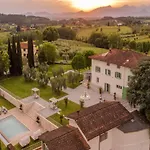 In Tuscany With Infinity Pool Villa Montecarlo