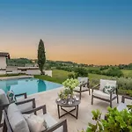 In Tuscany With Infinity Pool