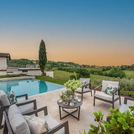 In Tuscany With Infinity Pool