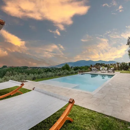 Villa In Tuscany With Infinity Pool Montecarlo
